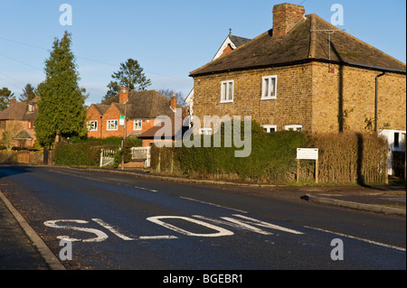 Langsam Straßenmarkierungen auf ein ländliches Dorf Land Straße, Seer Green Buckinghamshire UK Stockfoto