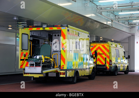 Krankenwagen mit Hecktüren öffnen London England UK Stockfoto