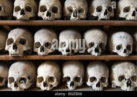 Mittelalterlichen Menschenschädel ad acta gelegt in das Beinhaus von St Leonards Kirche, Hythe, Kent, England Stockfoto