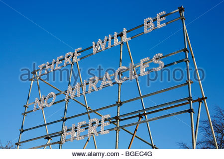 Nathan Coley Kunstwerke in der Galerie der Modernen Kunst Zwei, Edinburgh, Schottland Stockfoto