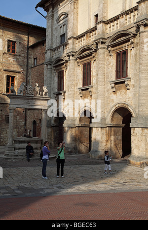 Gut mit Wappen der Medici und Palazzo Tarugi in Piazza Grande in Montepulciano Italien Stockfoto