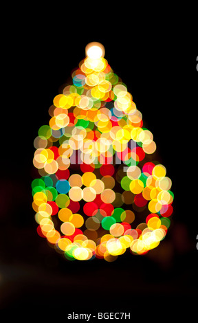 Out of Focus bunte Lichter auf einem Weihnachtsbaum in Birmingham, England, UK Stockfoto