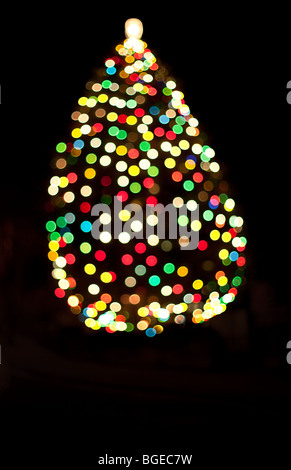 Out of Focus bunte Lichter auf einem Weihnachtsbaum in Birmingham, England, UK Stockfoto