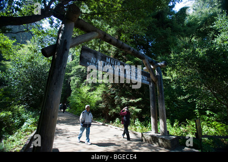 Menschen zu Fuß in die Einfahrt des Muir Woods National Monument, darunter ein Zeichen, Kalifornien, USA. Stockfoto