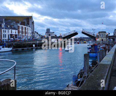 Weymouth Hafen Stadtbrücke öffnen Stockfoto