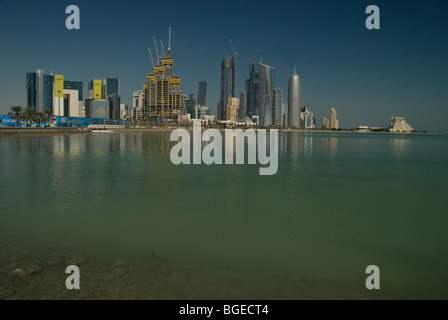 Stadtbild Ansicht der Innenstadt von Doha, Katar mit Sand und Meer im Vordergrund Stockfoto