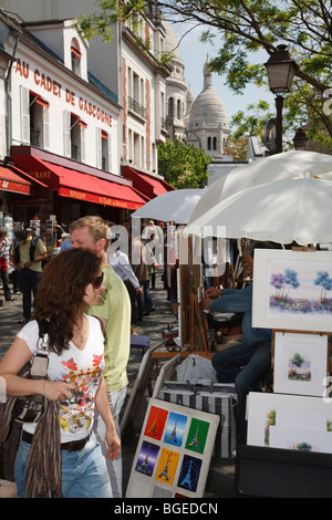 Touristen suchen Künstler Ständen am Place du Tertre in Montmartre, Paris, Frankreich Stockfoto