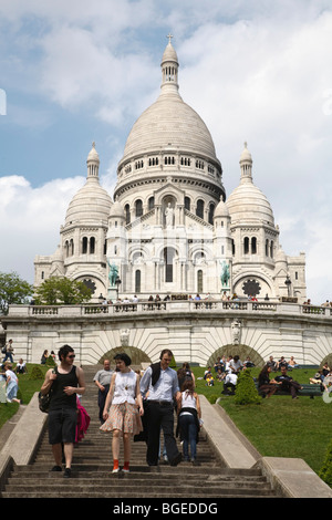 Touristen genießen die Gärten am Sacre Coeur in Montmartre, Paris, Frankreich Stockfoto