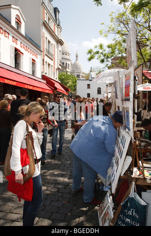 Touristen suchen an Ständen der Künstler am Place du Tertre in Montmartre, Paris, Frankreich Stockfoto