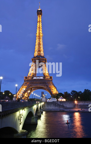 Eiffelturm und Pont d'lena über die Seine in der Abenddämmerung in Paris, Frankreich Stockfoto
