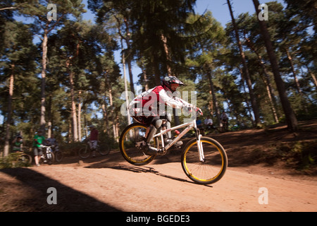 Mountain-Bike auf der Rennstrecke Stockfoto