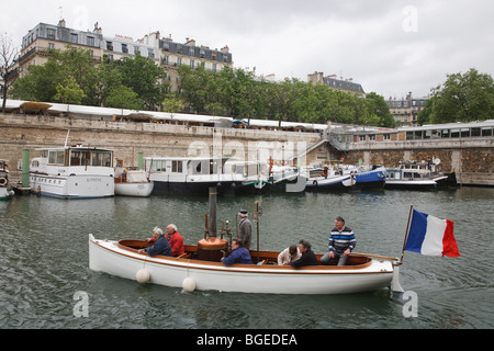 Traditionelle Dampferfahrt in Port de l ' Arsenal in Paris, Frankreich Stockfoto