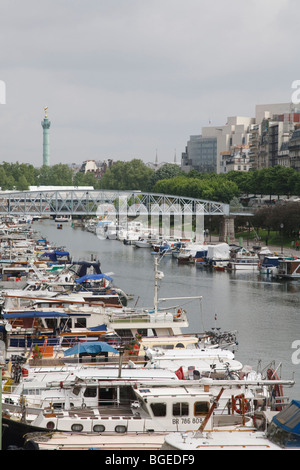 Sportboote vor Anker im Hafen de l ' Arsenal in der Nähe von Place De La Bastille, Paris, Frankreich Stockfoto