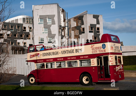 Schottisches Parlament, Stadtführung Tourist auf offenen Oldtimer Bus, Edinburgh Stockfoto