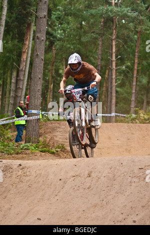 Mountain-Bike auf der Rennstrecke Stockfoto
