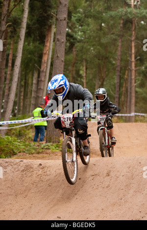 Mountain-Bike auf der Rennstrecke Stockfoto