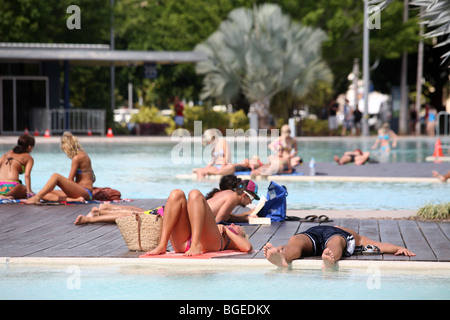 Menschenmassen genießen die Cairns Esplanade Lagoon. Cairns, weit Nord-Queensland, Queensland, Australien, Australien Stockfoto