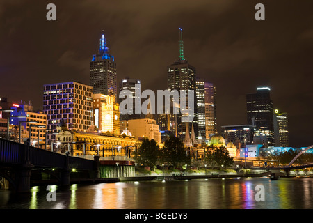 Yarra River und der CBD in der Nacht, Melbourne, Victoria, Australien Stockfoto