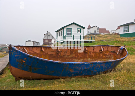 Ein altes Fischerboot holte am Ufer am Hafen von Kampf, Schlacht-Insel am Eingang der St. Lewis Inlet, Viking Trail Stockfoto