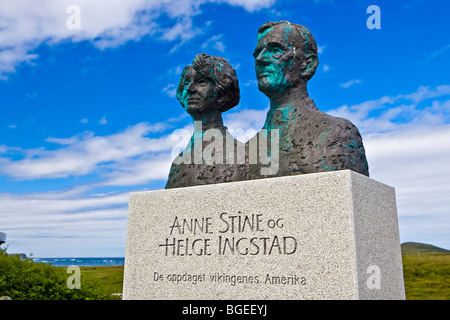 Bronze-Skulptur von Anne Stine Ingstad und Helge Ingstad, die entfernt und die Ruinen einer alten Wikinger-Siedlung in ausgegraben Stockfoto