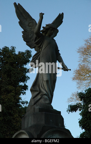 Eine Statue des Engels auf dem Friedhof in Bristol Stockfoto