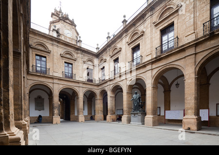 Innenhof der Universität Sevilla, Andalusien, Spanien Stockfoto