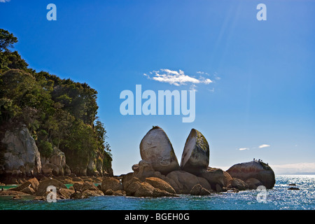 Split Apple Rock, einer Felsformation in der Nähe von Marahau, Abel Tasman Nationalpark, Tasman District, Südinsel, Neuseeland. Stockfoto