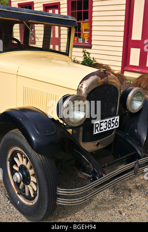 Historisches Cardrona Hotel mit einem alten Jahrgang Chrysler Auto außerhalb Crown Range Road, Central Otago, Südinsel, neuem Eifer geparkt Stockfoto