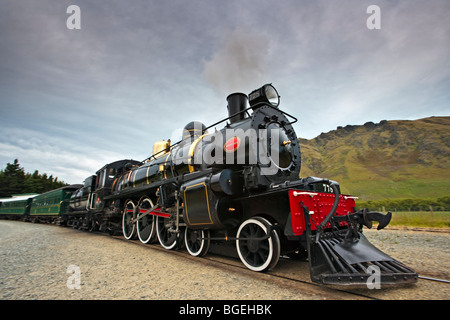 Kingston Flyer, ein Dampfzug Baujahr 1925, Herausziehen der Fairlight-Station in Central Otago, Südinsel, Neuseeland. Stockfoto