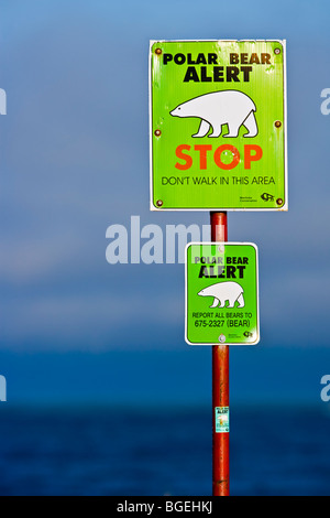 Eisbär alarmieren Zeichen entlang der Küste der Hudson Bay in der Stadt Churchill, Manitoba, Kanada. Stockfoto