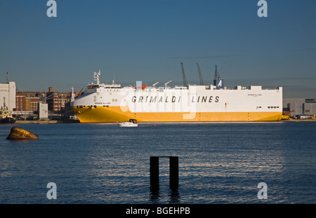 Grimaldi Lines Grande Ellade Frachtschiff, Southampton, Hampshire, England Stockfoto