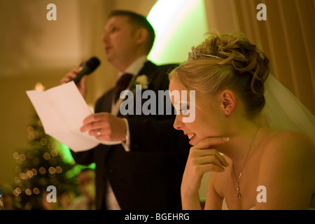 Ein neuer Mann gibt seine Bräutigam Rede in der Abendveranstaltung nach ihre standesamtliche Trauung in einer lizenzierten Zeremonie. Stockfoto