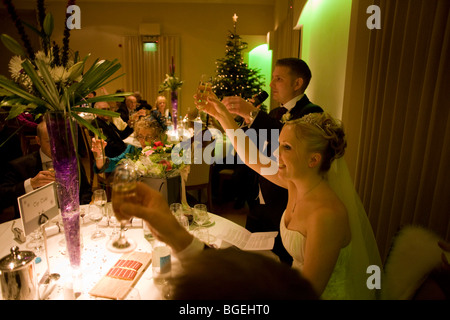 Ein neuer Mann gibt einen Toast Freunden während der Abendveranstaltung nach seinem standesamtliche Trauung bei einer lizenzierten Zeremonie. Stockfoto