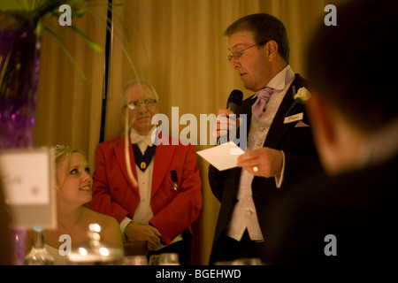Vater einer Braut hält seine Rede in der Abendveranstaltung nach ihre standesamtliche Trauung bei einer lizenzierten Zeremonie in Essex, England. Stockfoto