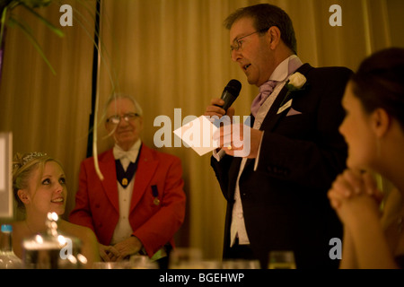 Vater einer Braut hält seine Rede in der Abendveranstaltung nach ihre standesamtliche Trauung bei einer lizenzierten Zeremonie in Essex, England. Stockfoto