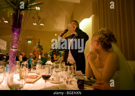 Ein neuer Mann gibt seine Bräutigam Rede in der Abendveranstaltung nach seine standesamtliche Trauung bei einer lizenzierten Zeremonie. Stockfoto