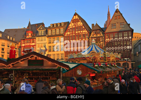 Weihnachtsmärkte in Romerplatz, Frankfurt, Hessen, Deutschland, Europa. Stockfoto