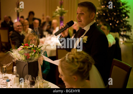 Ein neuer Mann gibt seine Bräutigam Rede in der Abendveranstaltung nach seine standesamtliche Trauung bei einer lizenzierten Zeremonie. Stockfoto