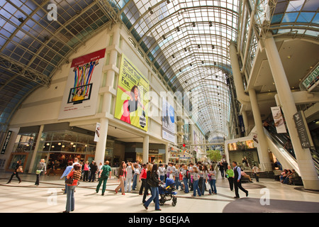 Innenraum des Eaton Centre in der Innenstadt von Toronto, Ontario, Kanada. Stockfoto