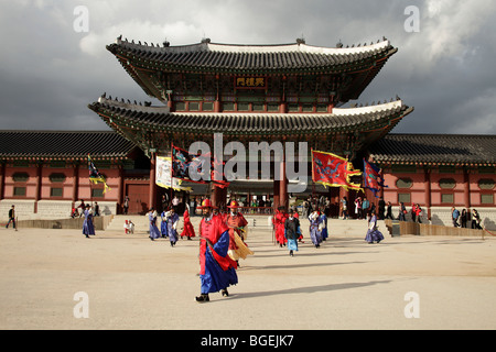 Der Wechsel der Wachablösung im Gyeongbokgung Palace im Süden Koreas Hauptstadt Seoul, Asien Stockfoto