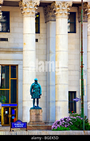 Kenotaph, ein Denkmal für die Männer, die fiel im ersten Weltkrieg 1914-1919, außerhalb der Bank of Montreal (gegründet 1817) im Winnipe Stockfoto