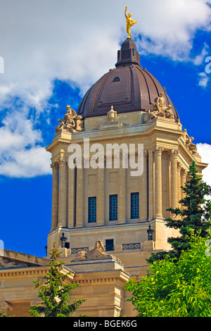 Die Golden Boy Figur und Kuppel der Legislative Building in der Stadt von Winnipeg, Manitoba, Kanada. Stockfoto