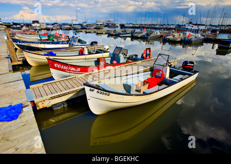 Boote in der Main-Dock-Bootshafen am Ufer des Lake Winnipeg in der Stadt von Gimli, Manitoba, Kanada. Stockfoto