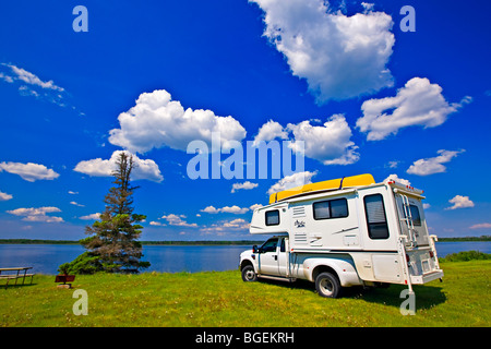 Camper auf dem Campingplatz Lake Audy im Riding-Mountain-Nationalpark, Manitoba, Kanada. Stockfoto