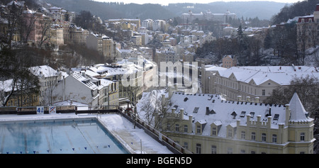 Die Stadt Karlovy Vary (Karlsbad) gesehen vom thermischen Sanatorium, Tschechische Republik, Europa Stockfoto