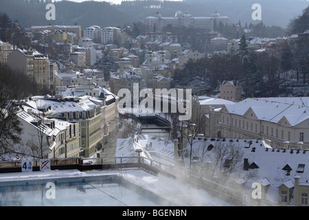 Die Stadt Karlovy Vary (Karlsbad) gesehen vom thermischen Sanatorium, Tschechische Republik, Europa Stockfoto