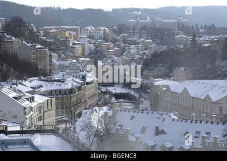 Die Stadt Karlovy Vary (Karlsbad) gesehen vom thermischen Sanatorium, Tschechische Republik, Europa Stockfoto