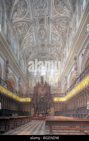 Das Langhaus und Chor Stände der Kathedrale Santa Iglesia, die Moschee von Córdoba, Andalusien, Spanien Stockfoto