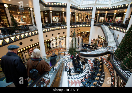 Innenansicht des schönen eleganten Atrium in gehobenen Einkaufszentrum Quartier 206 in der Friedrichstraße in Mitte Berlin 2009 Stockfoto