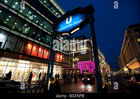 Ansicht der Friedrichstraße nachts am Eingang Franzosische Strasse u-Bahn Ststion in Mitte Berlin Deutschland Stockfoto